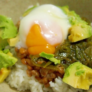 納豆めかぶアボカド温玉丼